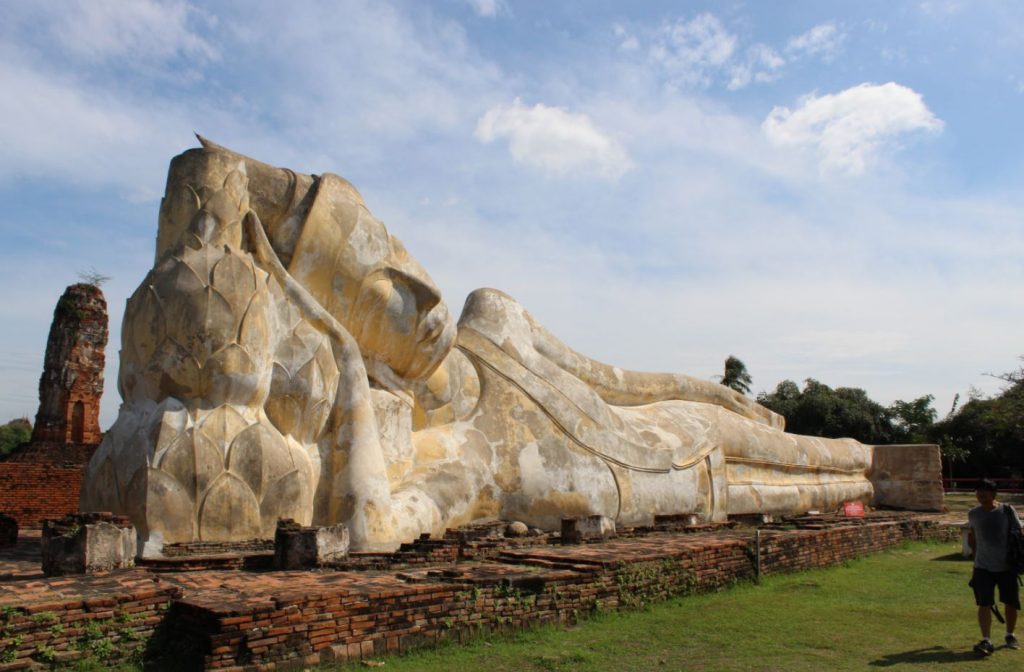 Buda reclinado en Wat Lokayasutharam