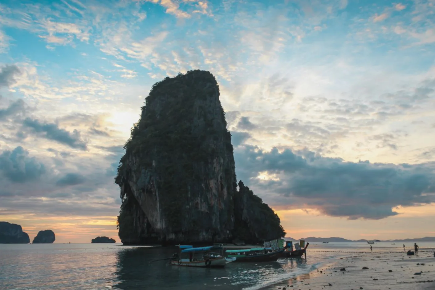 Peñón en la playa de Phra Nang