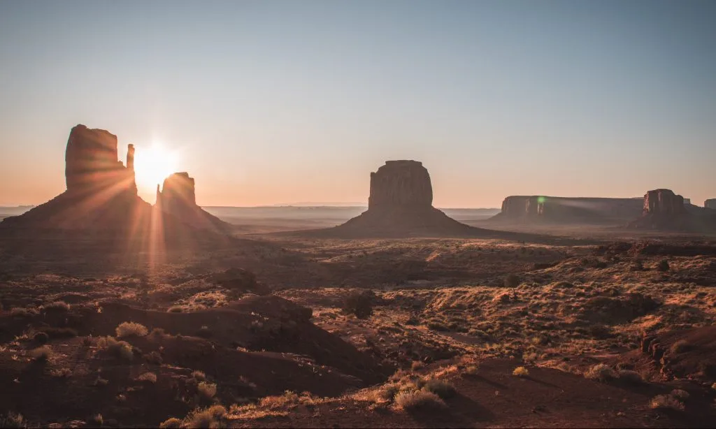 Amanecer en Monument Valley. Costa Oeste EEUU Organizar viaje